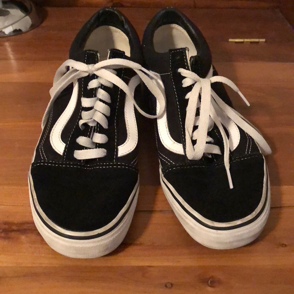 OLD SKOOL BLACK AND WHITE VANS SNEAKERS